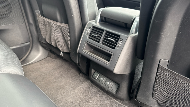 Land Rover Discovery 3.0 D300 R-Dynamic SE 5dr Auto Diesel Station Wagon